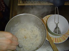 voeg suiker en kaneel toe aan de rijst