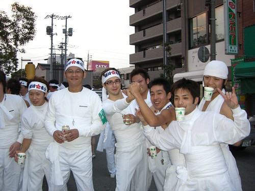 muchachos vestidos de blanco