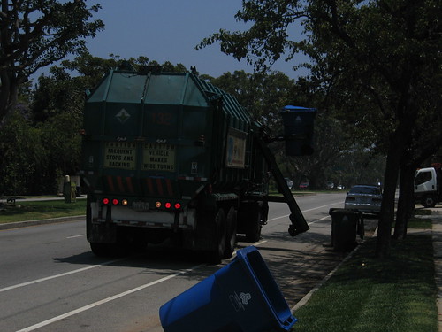 Los Angeles automatic recycling truck