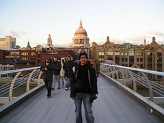 St Paul's Cathedral dari Millenium Bridge, London, UK