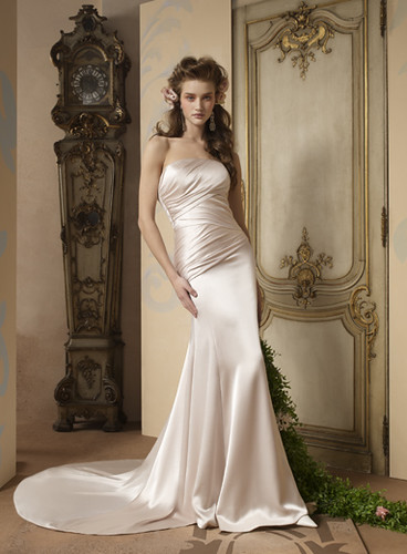 wedding dress simple yet luxurious impression