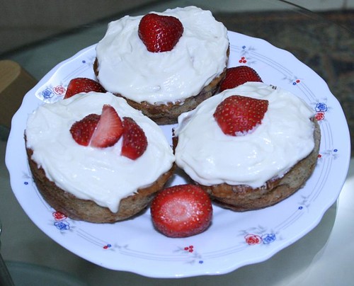 strawberry muffins (by kapsi)