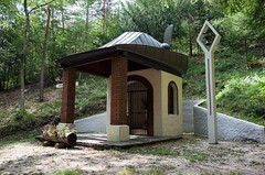Waldkapelle mit Hut