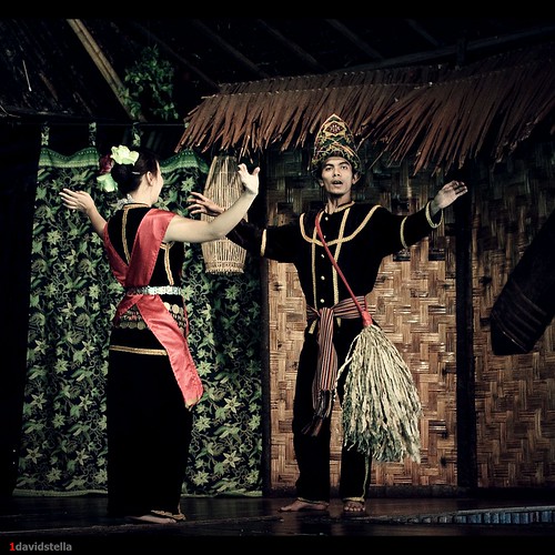 sumazau {Kadazan traditional dance}