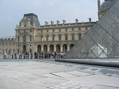 Louvre.in line