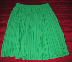 Grön plisserad kjol.