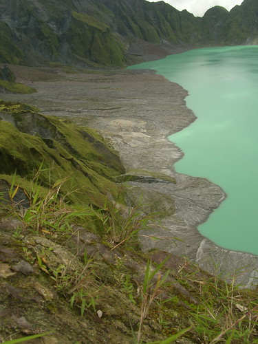 pinatubo crater lake green left side
