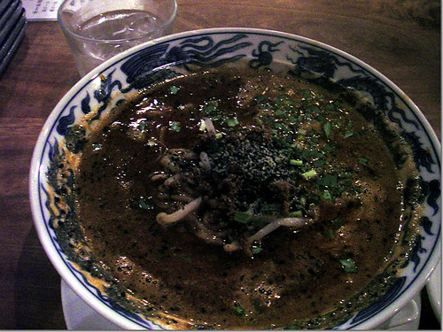 蒼龍唐玉堂 「黒胡麻担々麺」photo by OptioWP　暗かったので，かなりノイズが…。