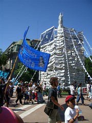 Plaza Madres - 03 - Pyramid marchers