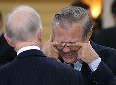 Sand in Rumsfelds eyes? / Donald Rumsfeld reibt sich die Augen