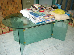 The sample conference table with weight on top