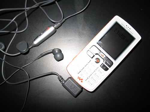 Sony Ericsson W800 + auriculars i mans lliures