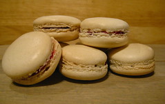 macarons with raspberry filling