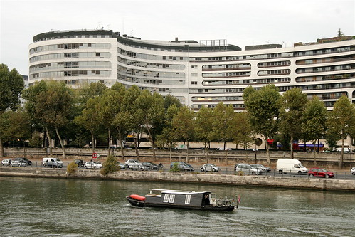 bateau descendant la Seine en sens inverse des dizaines de milliers d'automobilistes