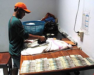 marchapril-2005-ironing-banknotes-saumlaki-tanimbars