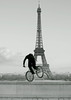 Radfahrer vor dem Eiffelturm