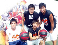 NIKE 球星陳信安、楊哲宜、楊敬敏與岳瀛立於籃球首都爭霸戰台北預賽合照