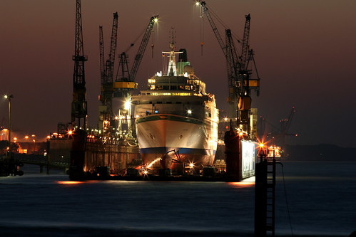 Hamburg: Schiff im Dock 4
