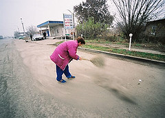 A woman is brushing street / Eine Armenierin fegt eine Strasse
