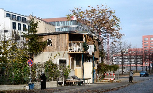 Baumhaus an der Mauer