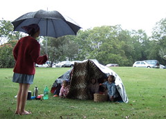 公園ピクニック　雨降り
