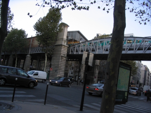 Paris XIII : metro crossing the boulevard
