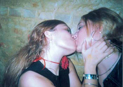 imagenes de mujeres besandose