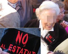 Una señora con su pegatina anti-estatut (aunque la mani es 'a favor de la Constitución')
