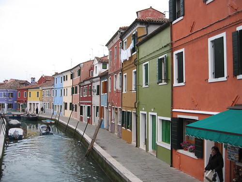 the colorful homes in Burano