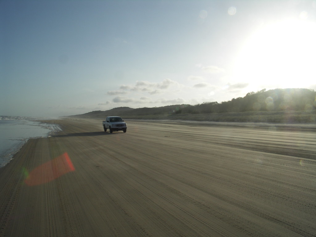 Bei Ebbe verwandelt sich der Strand von Fraser Island in eine Autobahn fuer Allradfahrzeuge.
