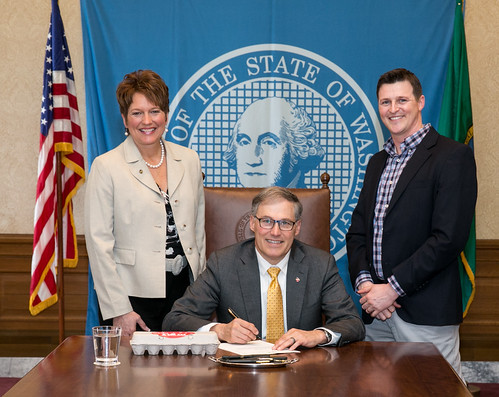 Rep. Liz Pike and Cowlitz County Commissioner Jim Misner with Gov. Jay Inslee signing HB 2298.