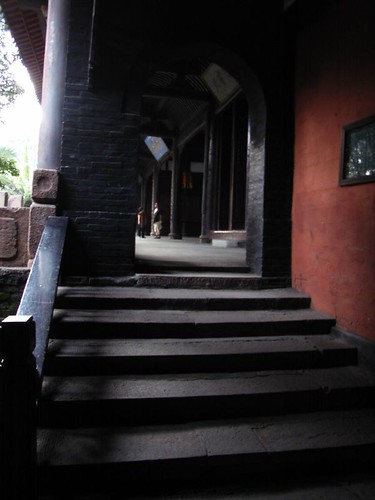 沿着台阶上汉昭烈庙正殿