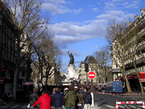 Demonstranter på väg mot Place de la République