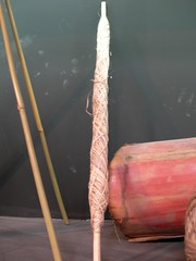 香蕉絲纏繞於棍子上，方便織布時使用