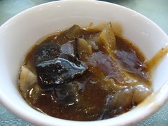 蝦子（ㄗˇ）烏參裡沒有蝦，而是用蝦卵熬煮出來的湯汁偎煮烏參，溫潤可口