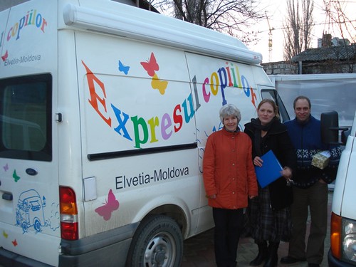 Elvetienii fac misiune cu masina la copiii din Moldova