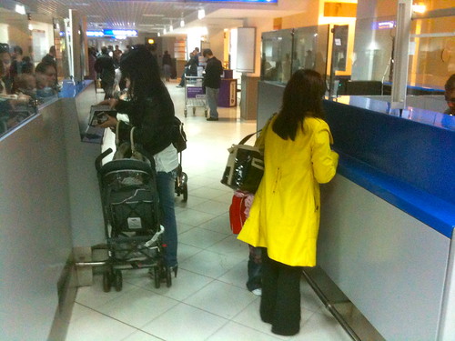 Familii de Moldoveni la intrarea în țară (Aeroport)