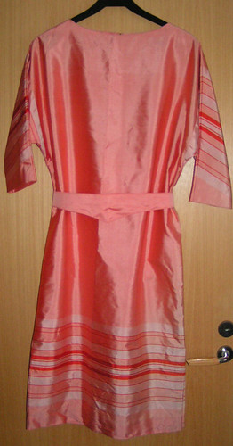 Aprikos klänning med skärp.
