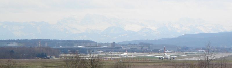 Flughafen mit Alpen