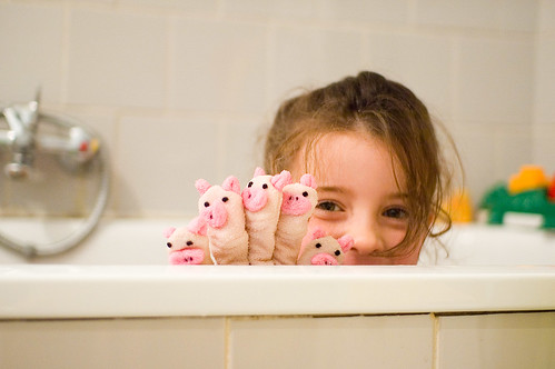Zelie in bad met vijf varkens