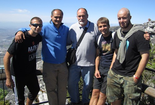 Vasile Filat și Carl Dambman pe Table Mountain cu studenții din CSI