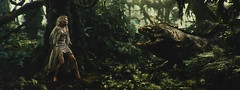 金刚-女主角在丛林中逃生时衣服很结实