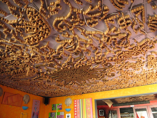 Matthew brings me to have breakfast in a seashore restaurant.  The decor is colorful and passionate, with arcylic painting hanging everywhere (for sale!).  The roof's pattern is made by corks.  We have nice food there.  I order a Traditional English Breakfast, while Matthew orders Grandma's Toast.  All food are so delicious that I forget to take photos.  Will do it next time.  :P