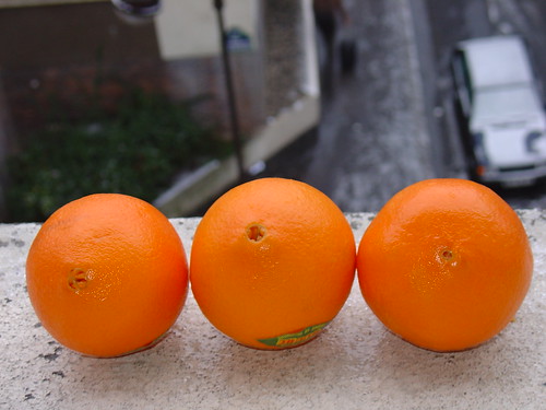 trois oranges sur mon rebord de fenêtre