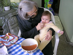 Avó Milú a dar marmelada à Inês