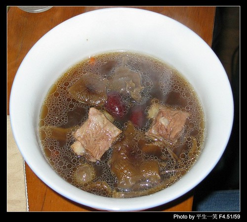 碗中的茶树菇排骨汤