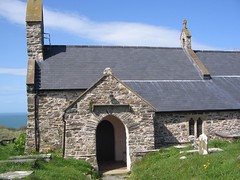 Eglwys S. Gwyndaf, Llanwnda, Pen-caer