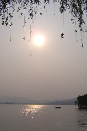 湖の太陽