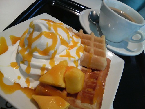 waffles with mango and softcream