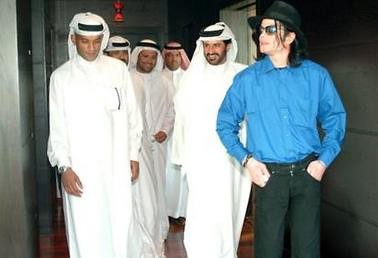 michael_jackson(2005-with-sheiks-in-dubai-med-wide)